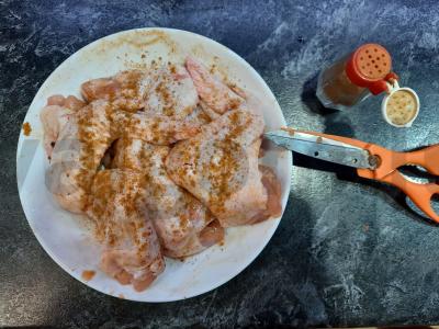 Vištienos sparneliai grikių dribsniuose Žingsnis 1