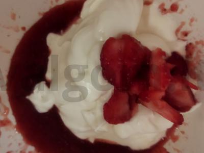 Švelnus grietinėlės kremas su šviežiomis braškėmis Žingsnis 2