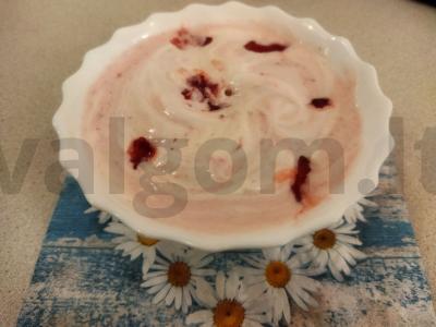 Švelnus grietinėlės kremas su šviežiomis braškėmis pagrindine nuotrauka