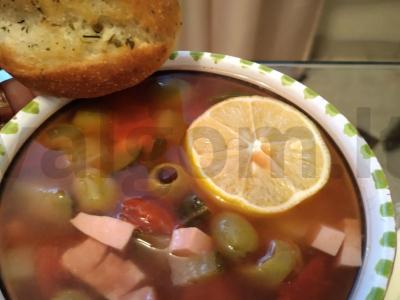 Sotūs sūris su dviem dešrų rūšimis pagrindine nuotrauka