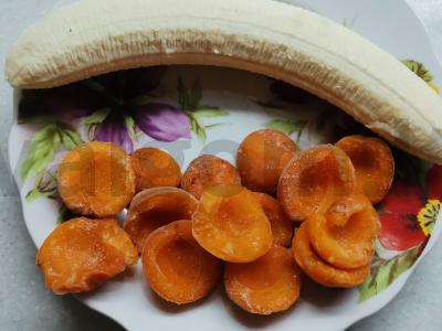 Pieno kokteilis su bananais ir abrikosais Žingsnis 1