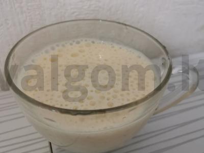 Pieno kokteilis su bananais ir abrikosais pagrindine nuotrauka