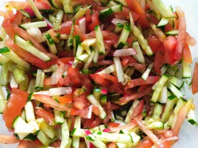 Vasaros salotos su ridikėliais ir sezamu kasdienai pagrindine nuotrauka