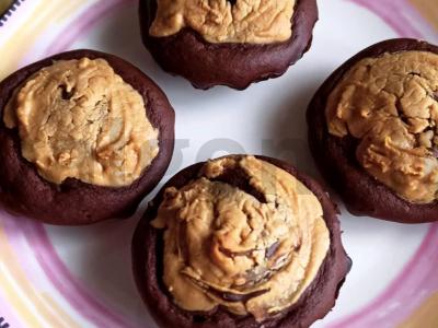 Šokoladiniai keksiukai su žemės riešutų sviestu pagrindine nuotrauka