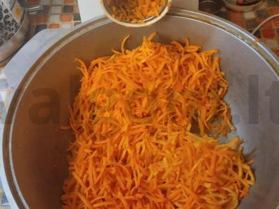 Pomidorų lečo su morkomis, paprikomis ir cukinijomis Žingsnis 2