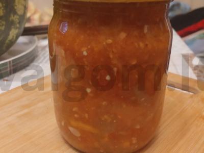 Pomidorų lečo su morkomis, paprikomis ir cukinijomis pagrindine nuotrauka