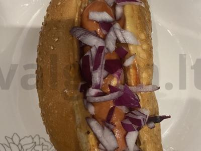 Karštas šuo su garstyčiomis, svogūnais ir kečupu pagrindine nuotrauka