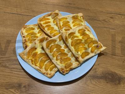 Traškūs sluoksniai su varške ir abrikosais pagrindine nuotrauka