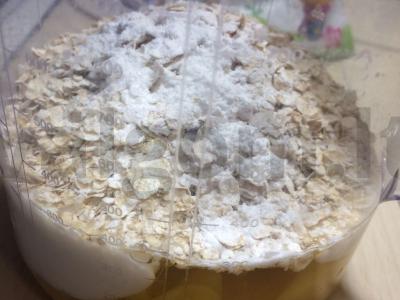 Avižiniai blynai su aguonomis ir razinomis Žingsnis 1