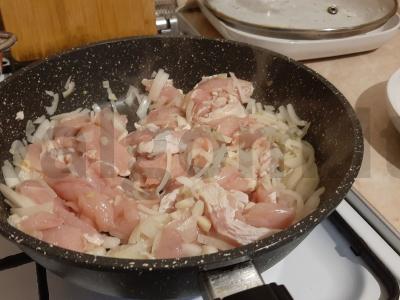 Vištienos krūtinėlės guliašas Žingsnis 4