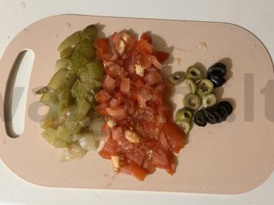 Skani salotos su marinuotais agurkais ir alyvuogėmis Žingsnis 2