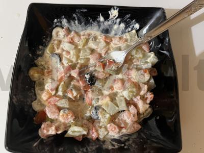 Skani salotos su marinuotais agurkais ir alyvuogėmis Žingsnis 4