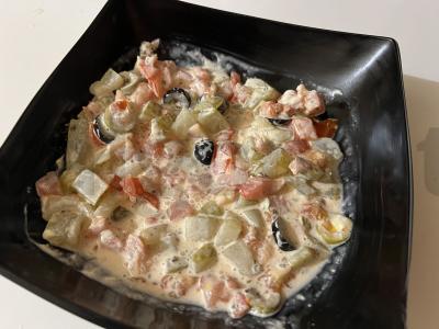 Skani salotos su marinuotais agurkais ir alyvuogėmis pagrindine nuotrauka