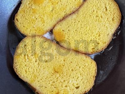 Saldžios skrudintos duonos riekelės su uogiene prie arbatos Žingsnis 5