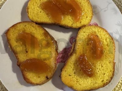 Saldžios skrudintos duonos riekelės su uogiene prie arbatos pagrindine nuotrauka