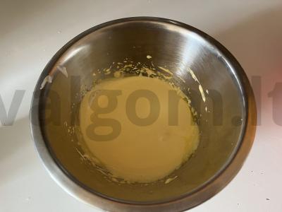 Biskvitinis pyragas su varškės plutele Žingsnis 4