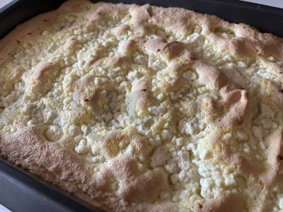 Biskvitinis pyragas su varškės plutele pagrindine nuotrauka