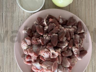 Vištienos širdelės ir skrandžiai grietinėlės padaže Žingsnis 1