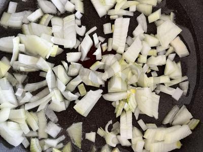 Vištienos širdelės ir skrandžiai grietinėlės padaže Žingsnis 2