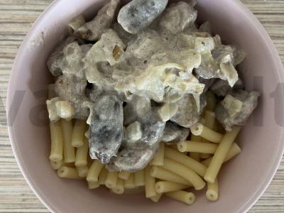 Vištienos širdelės ir skrandžiai grietinėlės padaže pagrindine nuotrauka