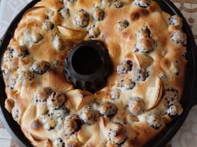 Namų pyragas su gervuogėmis, obuoliais ir topinambūrų sirupu pagrindine nuotrauka