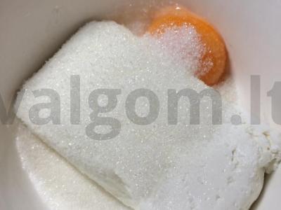 Sūrio blynai su spanguolių uogiene Žingsnis 1