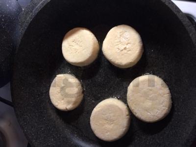 Sūrio blynai su spanguolių uogiene Žingsnis 5