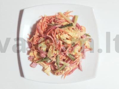 Kaimiškas salotas su dešra ir kiaušinių blynai pagrindine nuotrauka