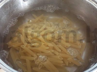 Makaronai su pomidorais savo sultyse ir svogūnais Žingsnis 1