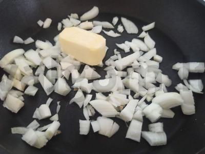 Makaronai su pomidorais savo sultyse ir svogūnais Žingsnis 2