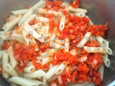 Makaronai su pomidorais savo sultyse ir svogūnais Žingsnis 4