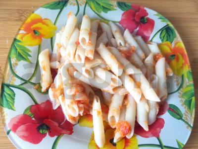 Makaronai su pomidorais savo sultyse ir svogūnais pagrindine nuotrauka