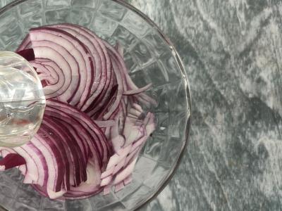 Sluoksniuotas salotas su rūkytomis vištienos krūtinėlėmis, kiaušiniais ir sūriu Žingsnis 1