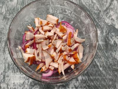 Sluoksniuotas salotas su rūkytomis vištienos krūtinėlėmis, kiaušiniais ir sūriu Žingsnis 2