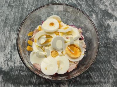 Sluoksniuotas salotas su rūkytomis vištienos krūtinėlėmis, kiaušiniais ir sūriu Žingsnis 3