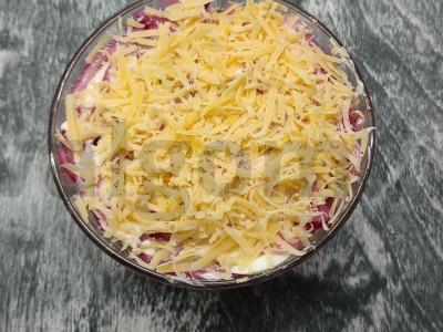 Sluoksniuotas salotas su rūkytomis vištienos krūtinėlėmis, kiaušiniais ir sūriu pagrindine nuotrauka