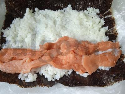 Rulonai su silpnai sūdyta lašiša, agurku ir varškės sūriu Žingsnis 2