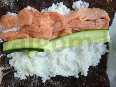 Rulonai su silpnai sūdyta lašiša, agurku ir varškės sūriu Žingsnis 3