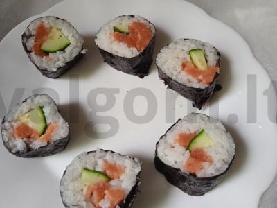 Rulonai su silpnai sūdyta lašiša, agurku ir varškės sūriu Žingsnis 5