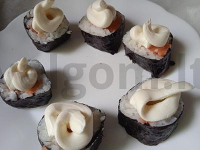 Rulonai su silpnai sūdyta lašiša, agurku ir varškės sūriu Žingsnis 6