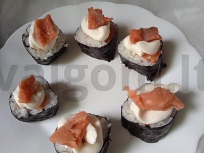 Rulonai su silpnai sūdyta lašiša, agurku ir varškės sūriu Žingsnis 7