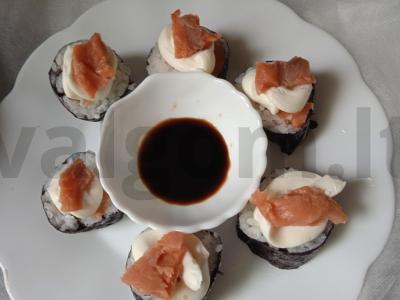 Rulonai su silpnai sūdyta lašiša, agurku ir varškės sūriu pagrindine nuotrauka