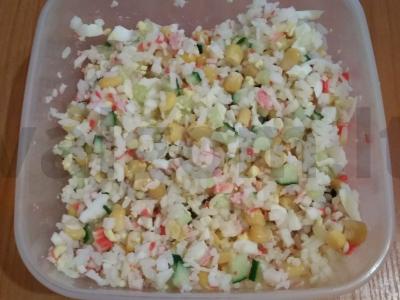 Krabų salotos su ryžiais ir šviežiais žalumynais Žingsnis 4