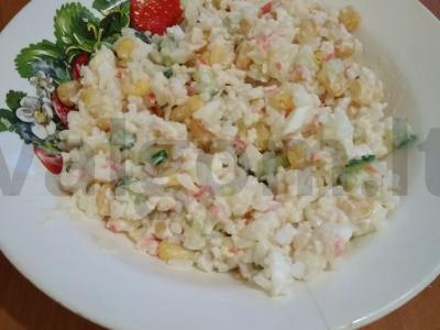 Krabų salotos su ryžiais ir šviežiais žalumynais pagrindine nuotrauka