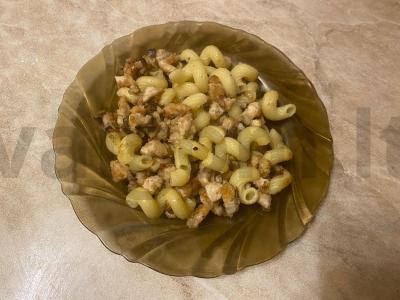 Makaronai su vištienos filė ir šampinjonais pagrindine nuotrauka