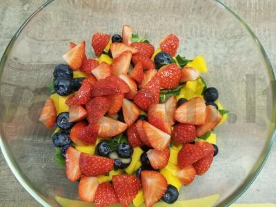 Mango ir uogų vaisių salotos Žingsnis 1