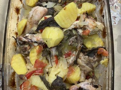 Kepta vištiena su daržovėmis pagrindine nuotrauka