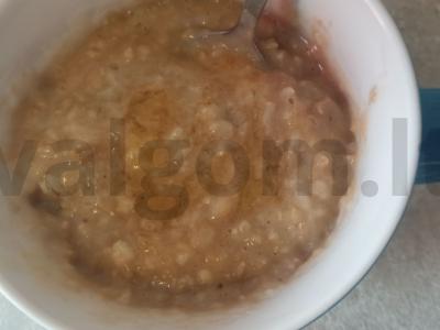 Avižinė košė su bananais, obuoliais ir medumi pagrindine nuotrauka