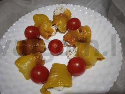 Kepti paprikų ritinėliai su sūrio ir riešutų įdaru pagrindine nuotrauka