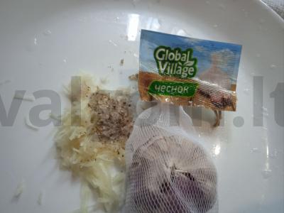 Kiaulienos šonkauliukai su česnaku ir brokoliais Žingsnis 1